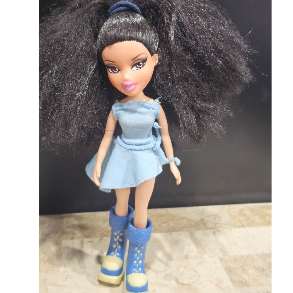 Bratz Doll Blue Sparkle Dress Winter Boots MGA 2001 Toy Collectible